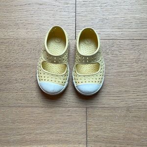 Toddler girls native shoes sz 5